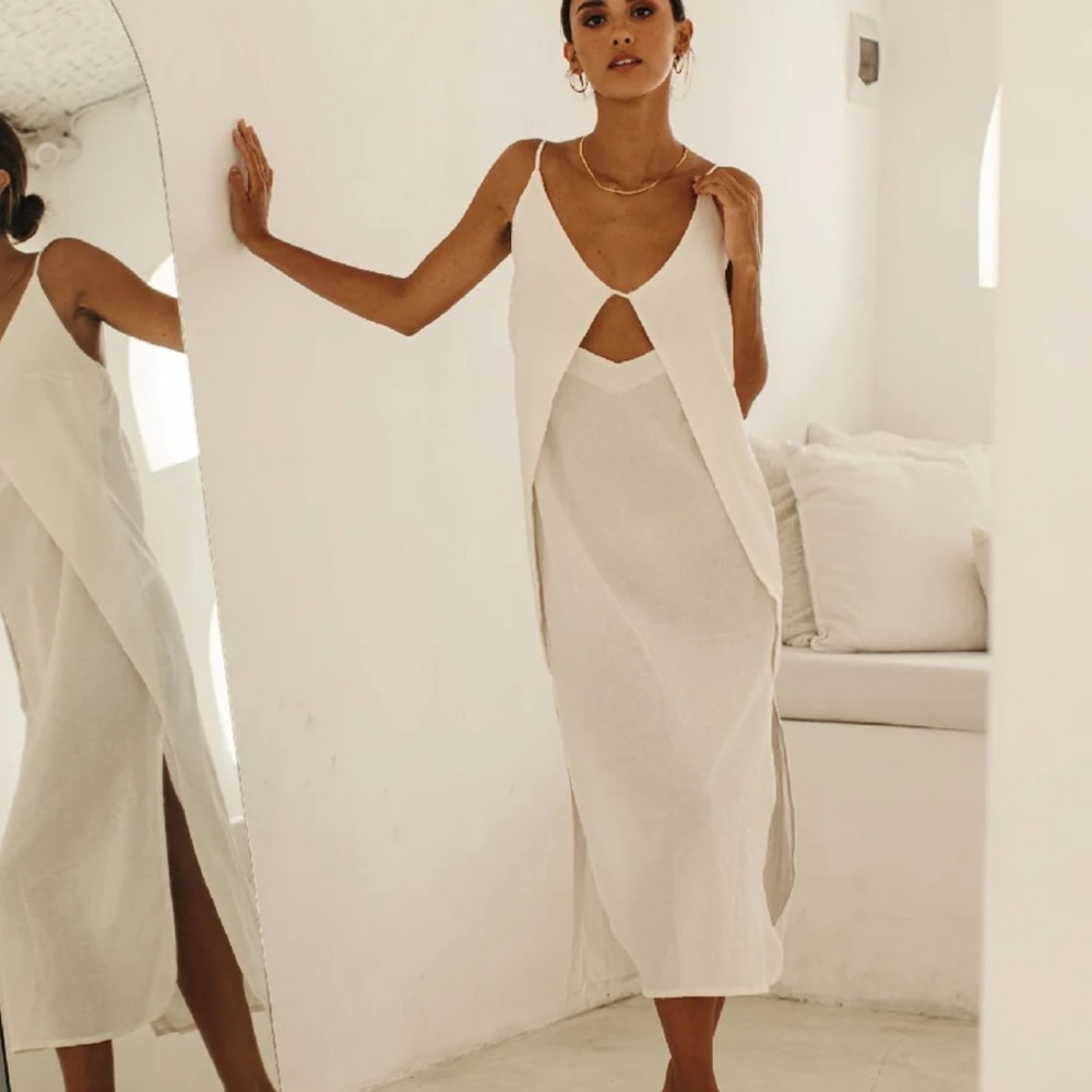 Elegant White Sleeveless Dress